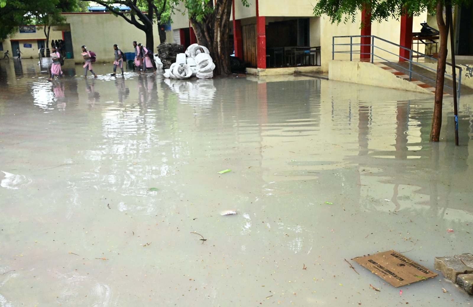 பள்ளி வளாகத்தில் தேங்கி நின்ற மழைநீர்