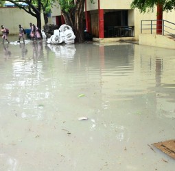 பள்ளி வளாகத்தில் தேங்கி நின்ற மழைநீர்