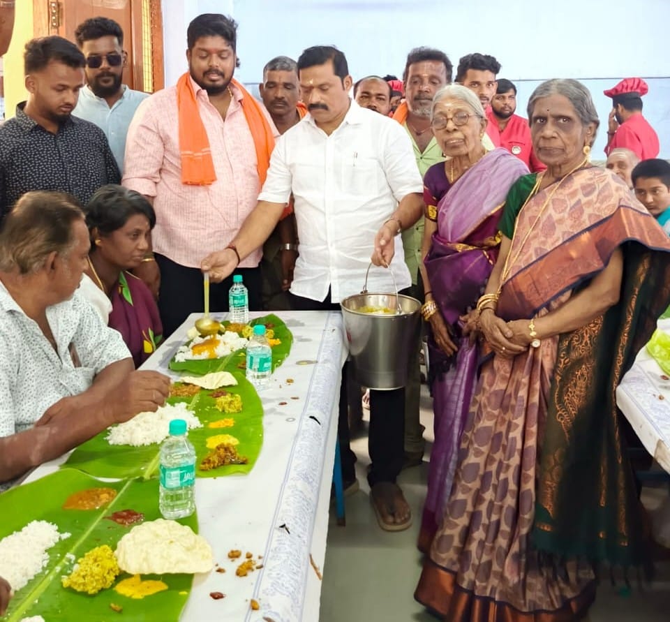 மீனாட்சிபுரம் அண்ணா ஆட்டோ ஓட்டுனர் சங்கம் சார்பில் நடந்த ஆயுதபூஜை விழா