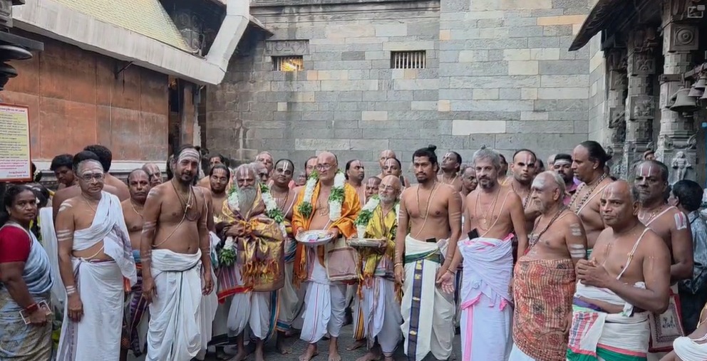 தில்லை கோவிந்தராஜ பெருமாள் மகா சம்ரோக்ஷணத்தை முன்னிட்டு நேற்று இரவு (அக்-30) யாகசாலை பூஜை