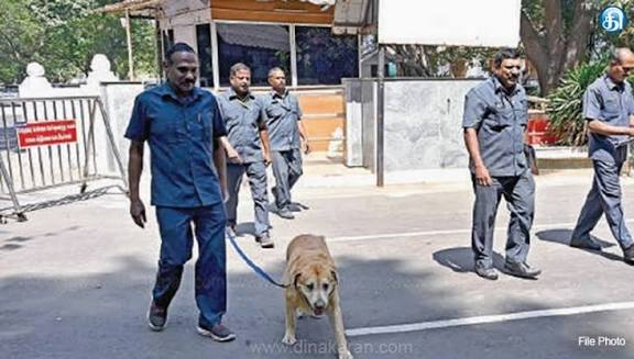 ஆவடியில் பள்ளிகளுக்கு வெடிகுண்டு மிரட்டல்: மளிகைக் கடைக்காரரிடம் செல்போன் வாங்கி மிரட்டல் விடுத்த சிறுவனுக்கு போலீஸ் வலை