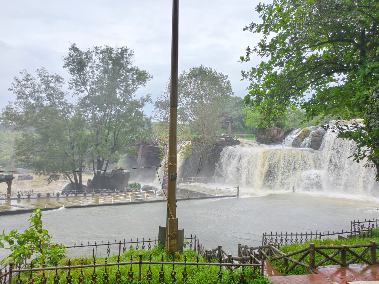 திற்பரப்பு அருவியில் ஆர்ப்பரித்து கொட்டும் தண்ணீர்