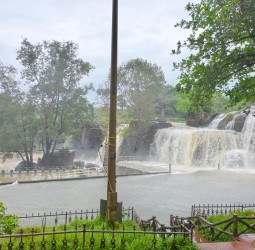 திற்பரப்பு அருவியில் ஆர்ப்பரித்து கொட்டும் தண்ணீர்