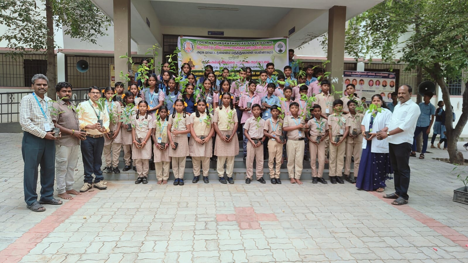 மாங்கரை அரசு மேல்நிலைப் பள்ளியில் மருத்துவ முகாம் மற்றும் மாணவர்களுக்கு மரக்கன்றுகள் வழங்கும் விழா