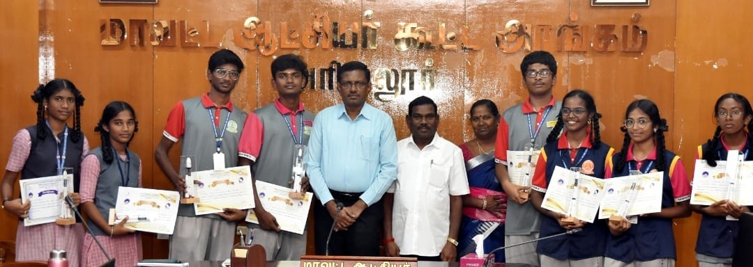 கலெக்டரிடம் மாணவர்கள் வாழ்த்து