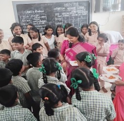 மாணவர்களுக்கு இனிப்பு வழங்கி தீபாவளி பண்டிகையை ஆணையாளர் சித்ரா கொண்டாடினார்