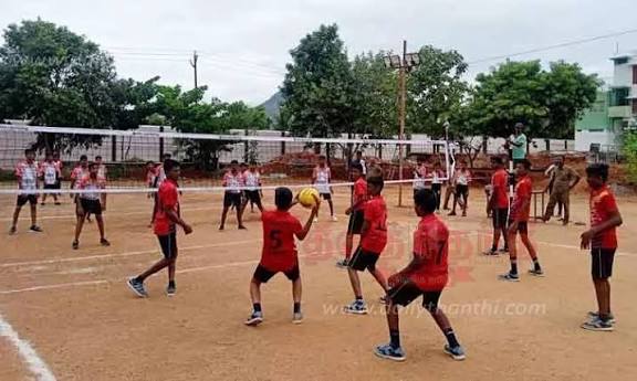 எறிப்பந்து போட்டியில் ஸ்ரீ வெங்கடேஸ்வரா ஹைடெக் கல்லூரி மாணவர்கள் முதலிடம்