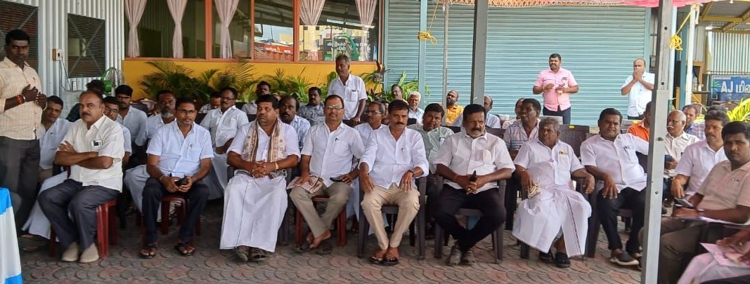 சுங்கச்சாவடி திறக்க எதிர்ப்பு தெரிவித்து பொங்கலூரில் நேற்று கடை அடைப்பு