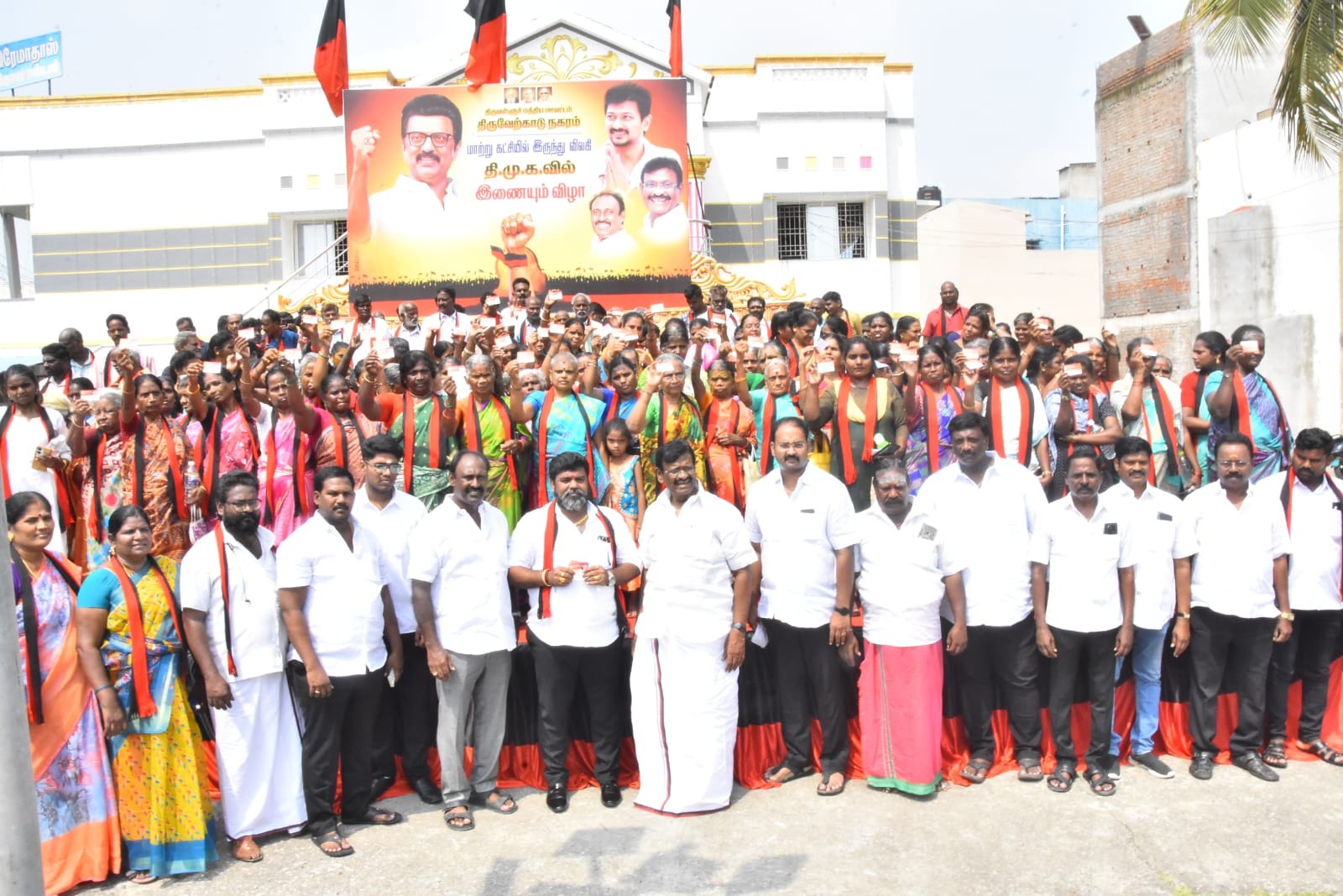 அதிமுகவினர் உள்பட 400க்கும் மேற்பட்டோர் கூண்டோடு விலகி அமைச்சர் நாசர் முன்னிலையில் திமுகவில் இணைந்தனர்.