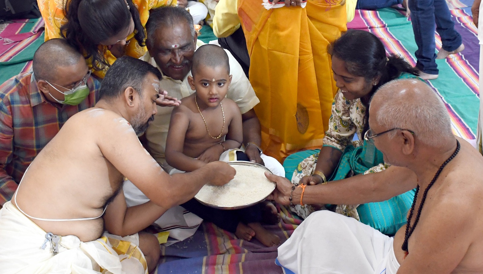 கோவை சித்தாபுதூர் ஐயப்பன் கோவிலில் நேற்று வித்யாரம்பம்