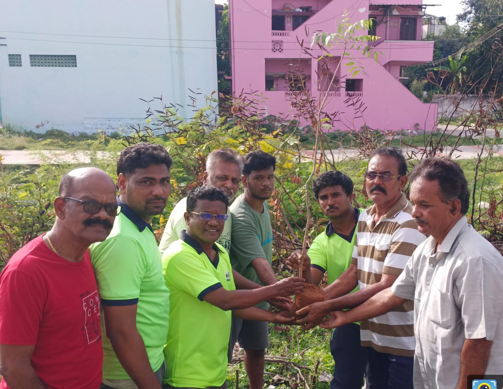 பசுமை ஆர்வலர் மறைந்த ஜெகதீஷ் நினைவாக மரக்கன்றுகள் நட்டு அஞ்சலி