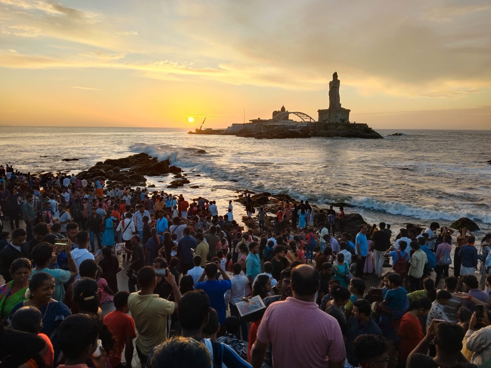 சூரிய உதயம் பார்ப்பதற்காக குவிந்த சுற்றுலா பயணிகள்