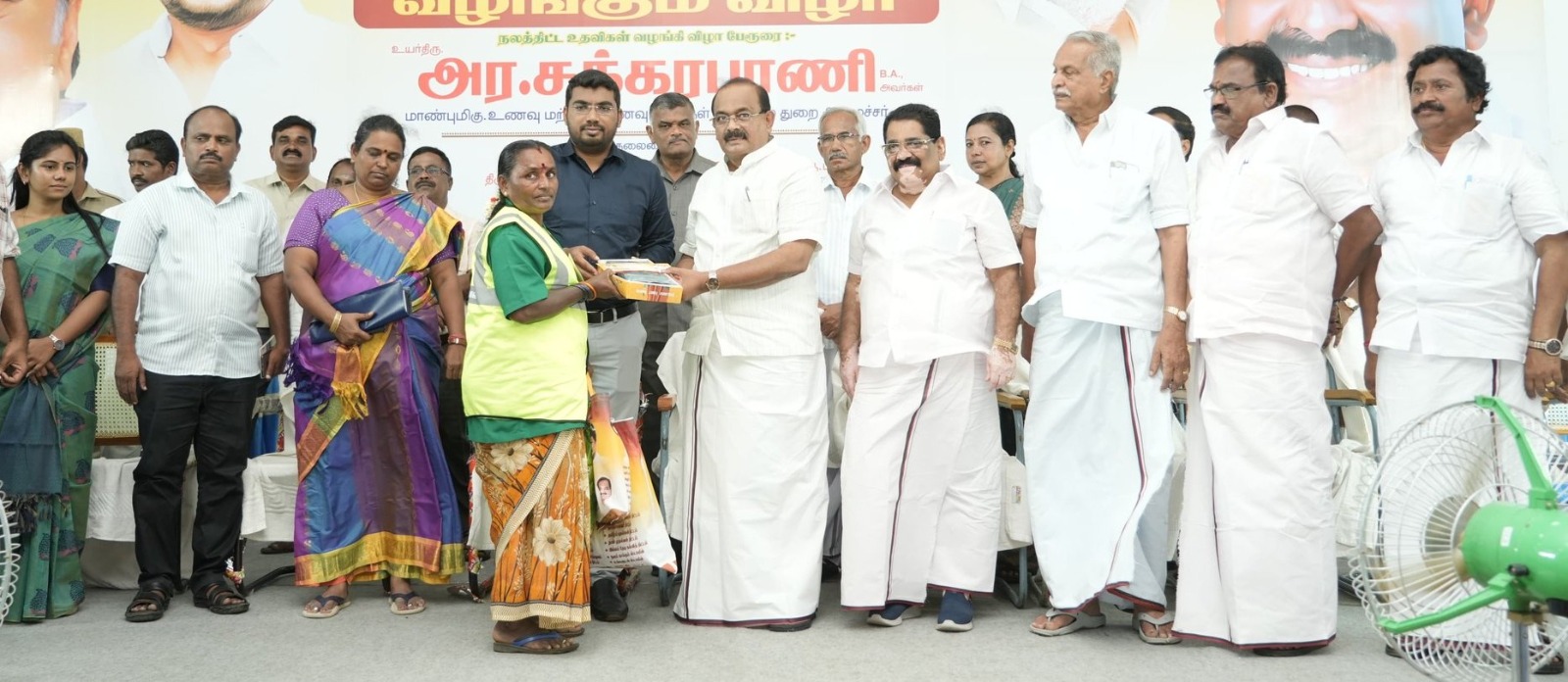 தூய்மை பணியாளர்கள் மற்றும் ஊராட்சி பணியாளர்களுக்கு தீபத்திருநாளை முன்னிட்டு இனிப்புகள்