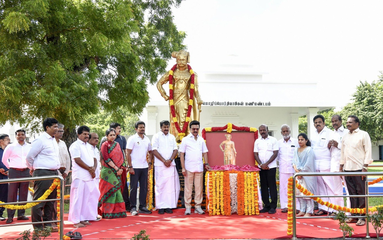 சுதந்திரப் போராட்ட வீரர் வீரபாண்டிய கட்டபொம்மன் 226வது நினைவு நாளை முன்னிட்டு, அவரது சிலைக்கு முதலமைச்சர் ஸ்டாலின் மாலை அணிவித்து, மலர் தூவி மரியாதை