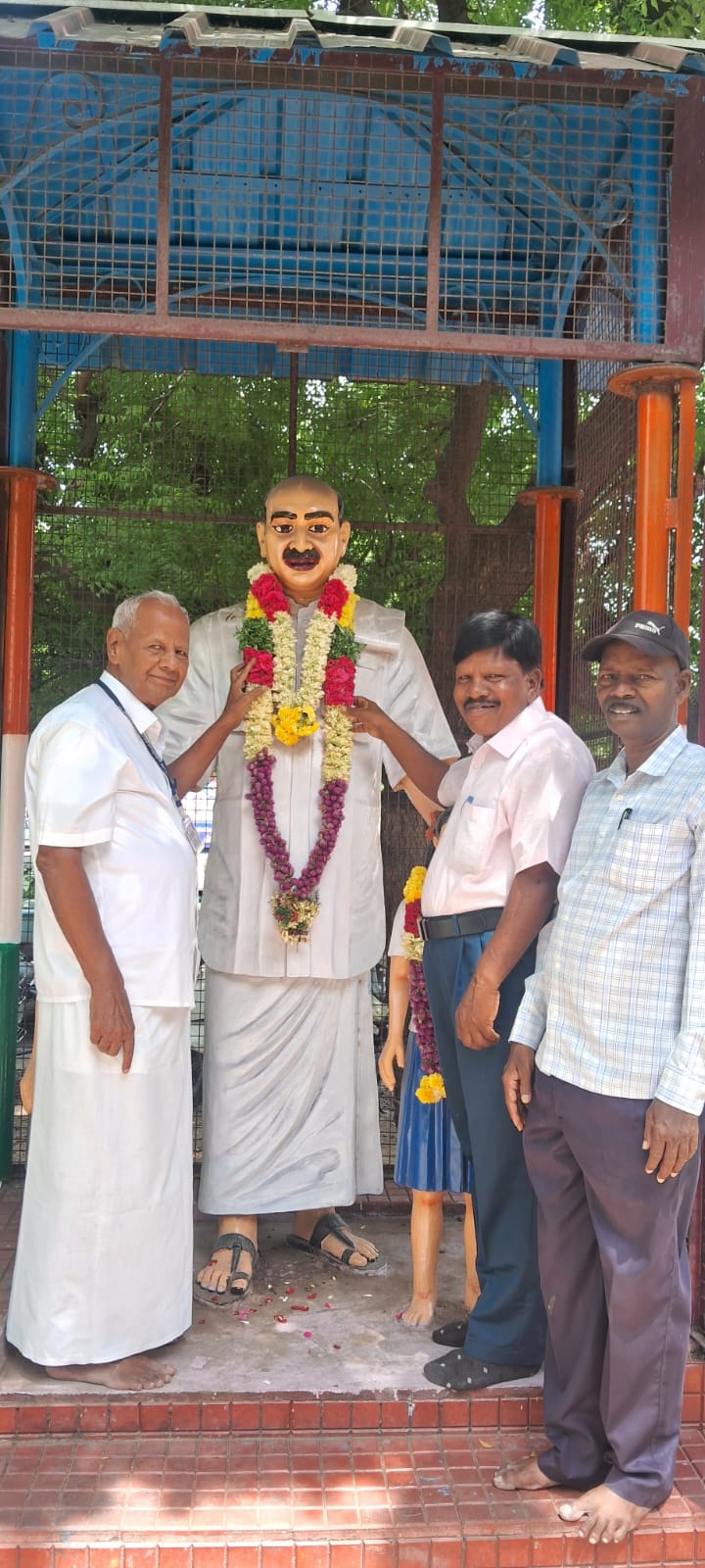 பெரம்பலூர் மாவட்ட மக்கள் சக்தி இயக்கத்தின் சார்பில் அண்ணல் காந்தி மற்றும் கர்ம வீரர் காமராசரின் திரு உருவ சிலைகளுக்கு மலர் மாலை