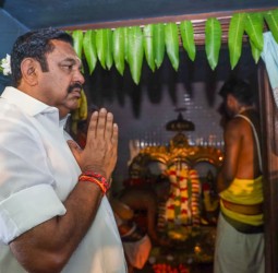 அதிமுக பொதுச்செயலாளர் பழனிசாமி சுவாமி தரிசனம்