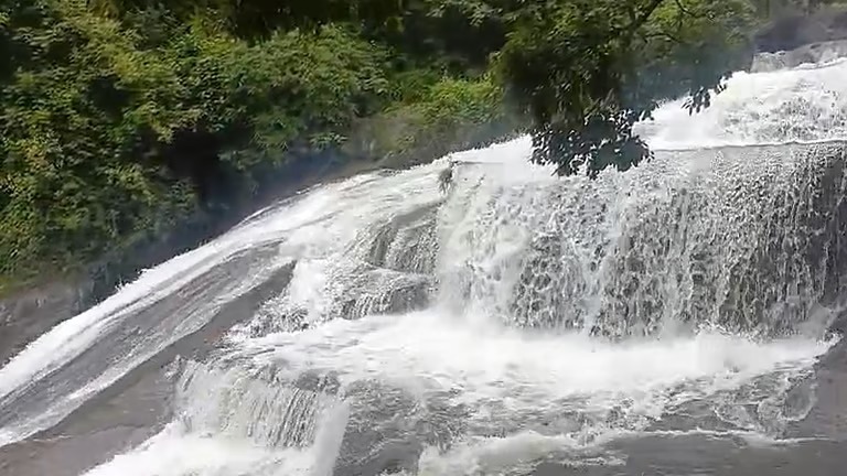 கோவை குற்றாலம் அருவியில் வெள்ளப்பெருக்கு