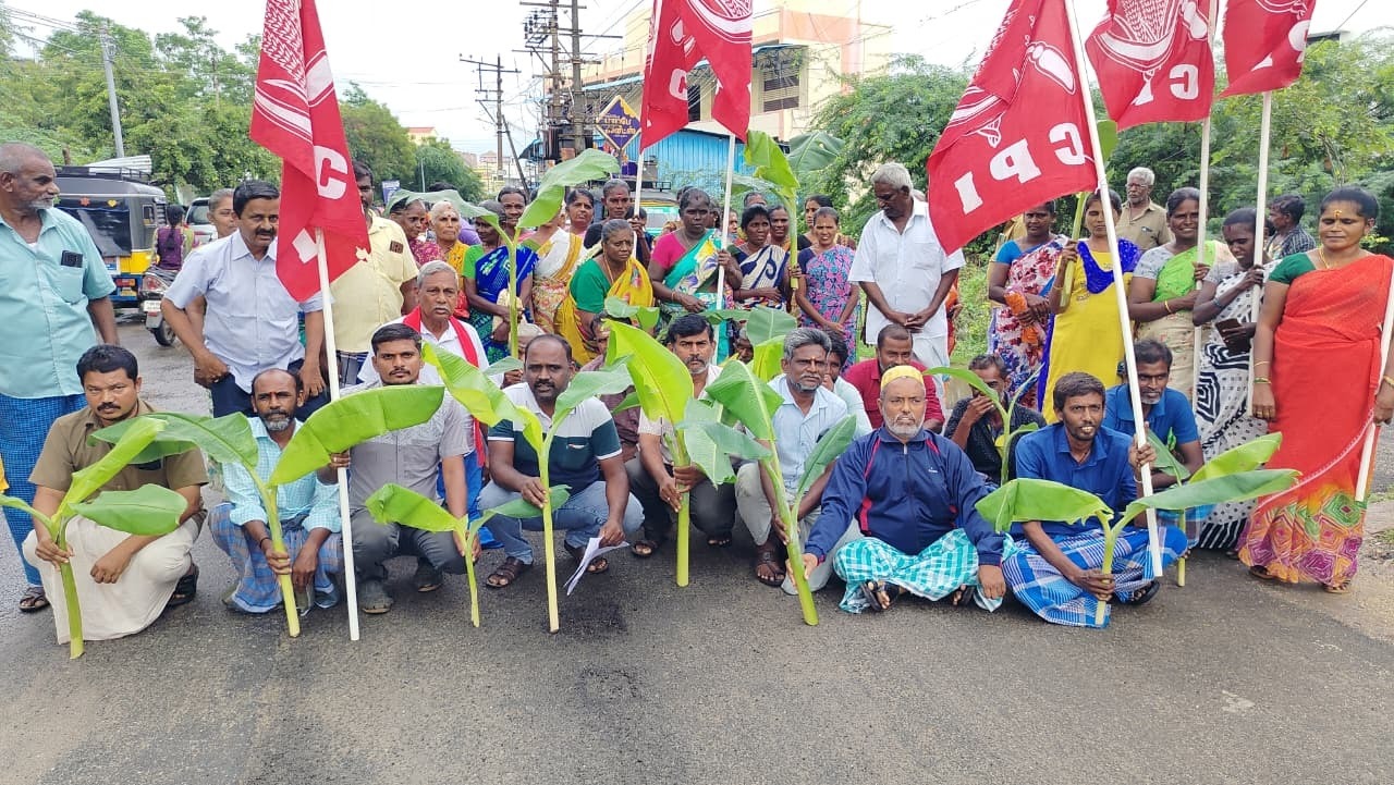 இந்திய கம்யூனிஸ்ட் கட்சியினர் வாழை கன்றுகள் நடும் போராட்டம்