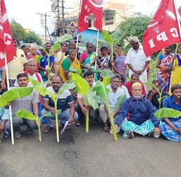 இந்திய கம்யூனிஸ்ட் கட்சியினர் வாழை கன்றுகள் நடும் போராட்டம்