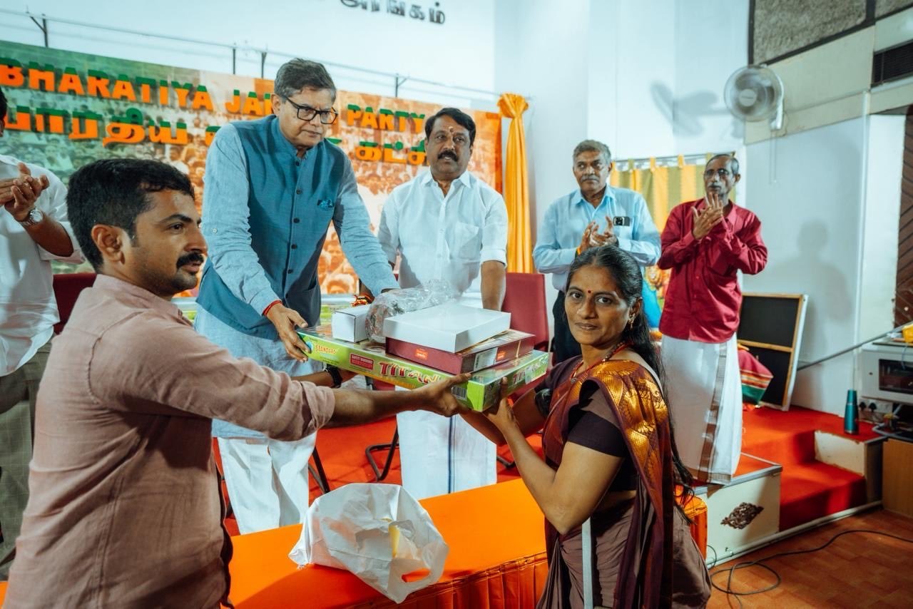 கமலாலய ஊழியர்களுக்கு இனிப்புகள் மற்றும் பட்டாசுகள்