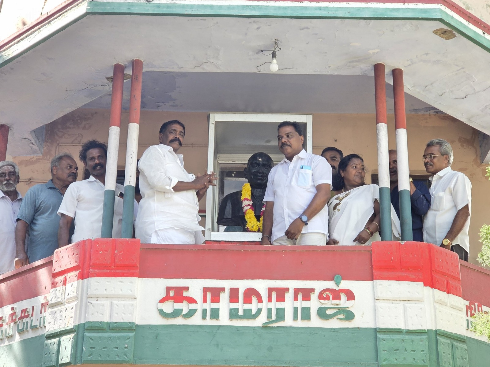 காமராஜர் உருவ சிலைக்கு பிரின்ஸ் எம்எல்ஏ மாலை அணிவித்து மரியாதை