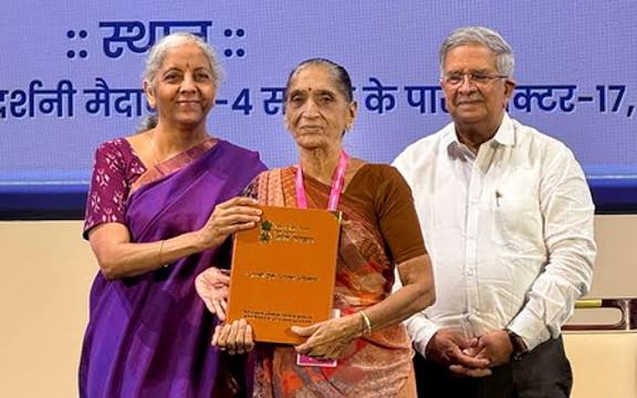 வங்கிகள், முதலீட்டு நிறுவனங்களில் ரூ.1.84 லட்சம் கோடி உள்ளது உரிமை கோரப்படாத நிதி சொத்துகளை உரியவர்களிடம் ஒப்படைக்க நடவடிக்கை: நிர்மலா சீதாராமன் தகவல்