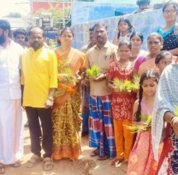 பாஜகவினர் சாலையில் நாற்று நடும் போராட்டம்