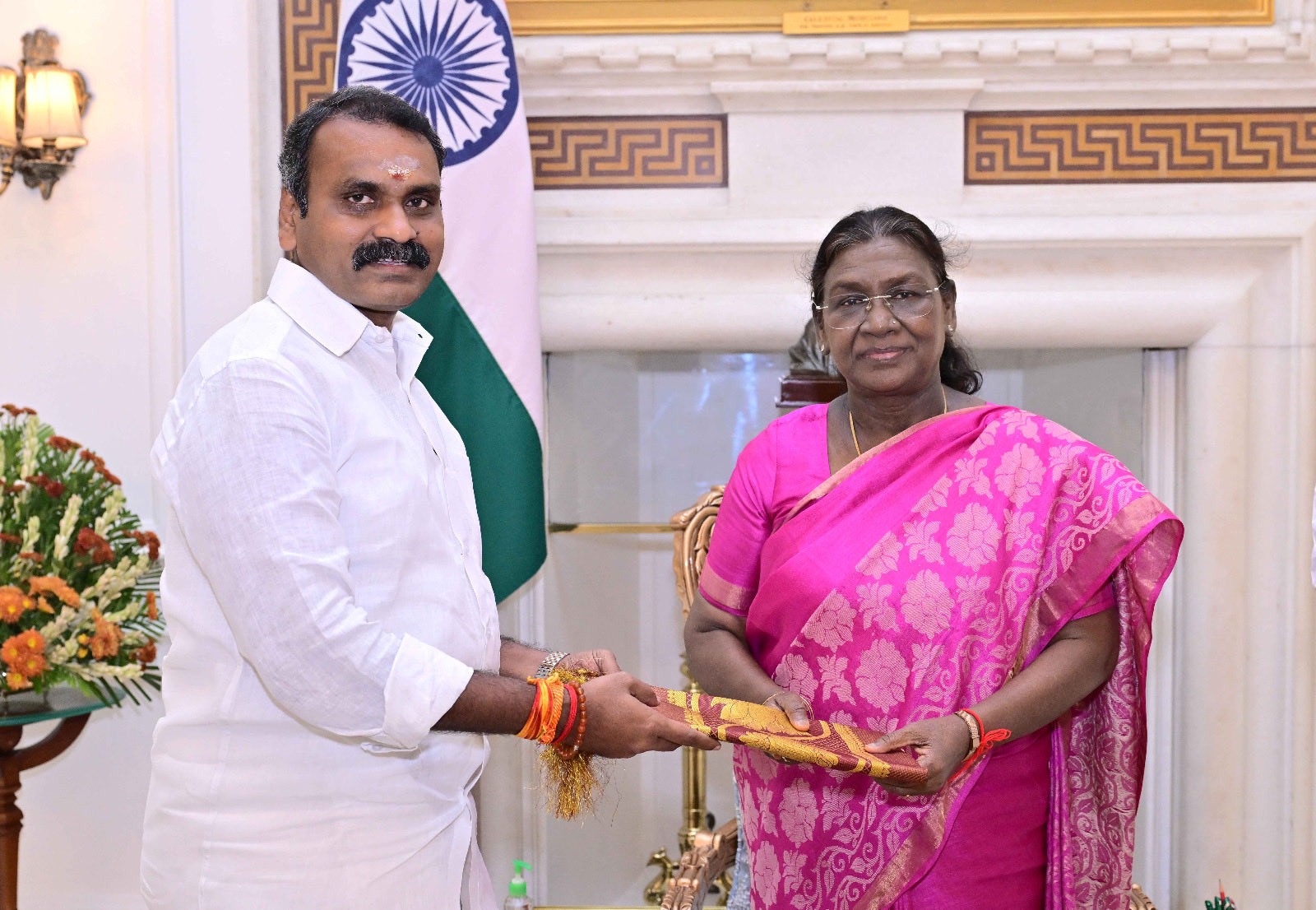 ஶ்ரீலக்ஷ்மி நாராயணி அம்மா கோவிலுக்கு வந்த ஜனாதிபதி