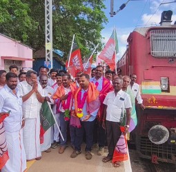அமிர்தா விரைவு ரயிலுக்கு பாஜகவினர் மேளதாளத்துடன் வரவேற்பு