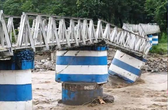 12 மணி நேரம் தொடர் மழை; 7 இடங்களில் நிலச்சரிவு: 17 பேர் பலி - டார்ஜிலிங் விரைகிறார் மம்தா பானர்ஜி!