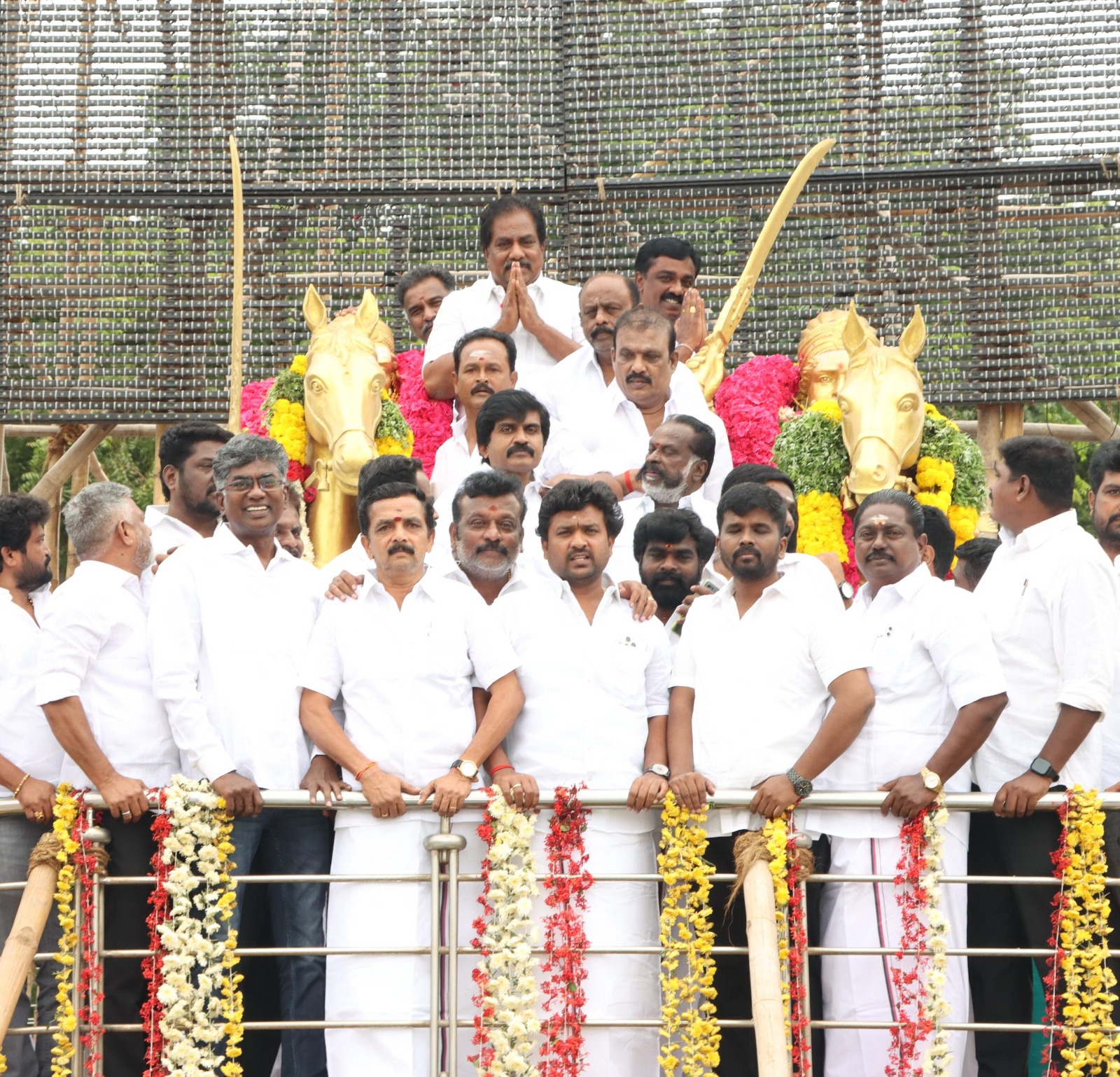 மருது சகோதரர்கள் சிலைகளுக்கு அமைச்சர் மூர்த்தி தலைமையில் திமுகவினர் மாலை