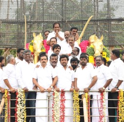 மருது சகோதரர்கள் சிலைகளுக்கு அமைச்சர் மூர்த்தி தலைமையில் திமுகவினர் மாலை