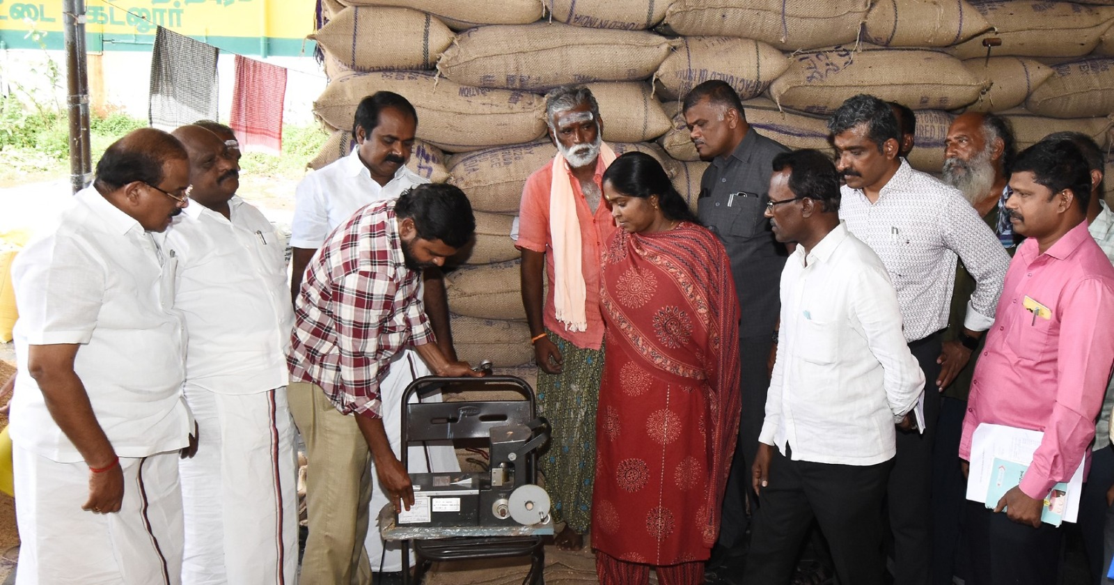 அருள்மொழிபேட்டையில் செயல்படும் நுகர்பொருள் வாணிபக் கழகத்தின் நேரடி நெல் கொள்முதல் நிலையத்தில் ஆய்வு