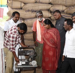 அருள்மொழிபேட்டையில் செயல்படும் நுகர்பொருள் வாணிபக் கழகத்தின் நேரடி நெல் கொள்முதல் நிலையத்தில் ஆய்வு