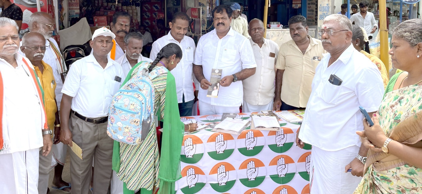 திருச்சி காட்டூரில் காங்கிரஸ் கட்சியினர் நேற்று கையெழுத்து இயக்கம்