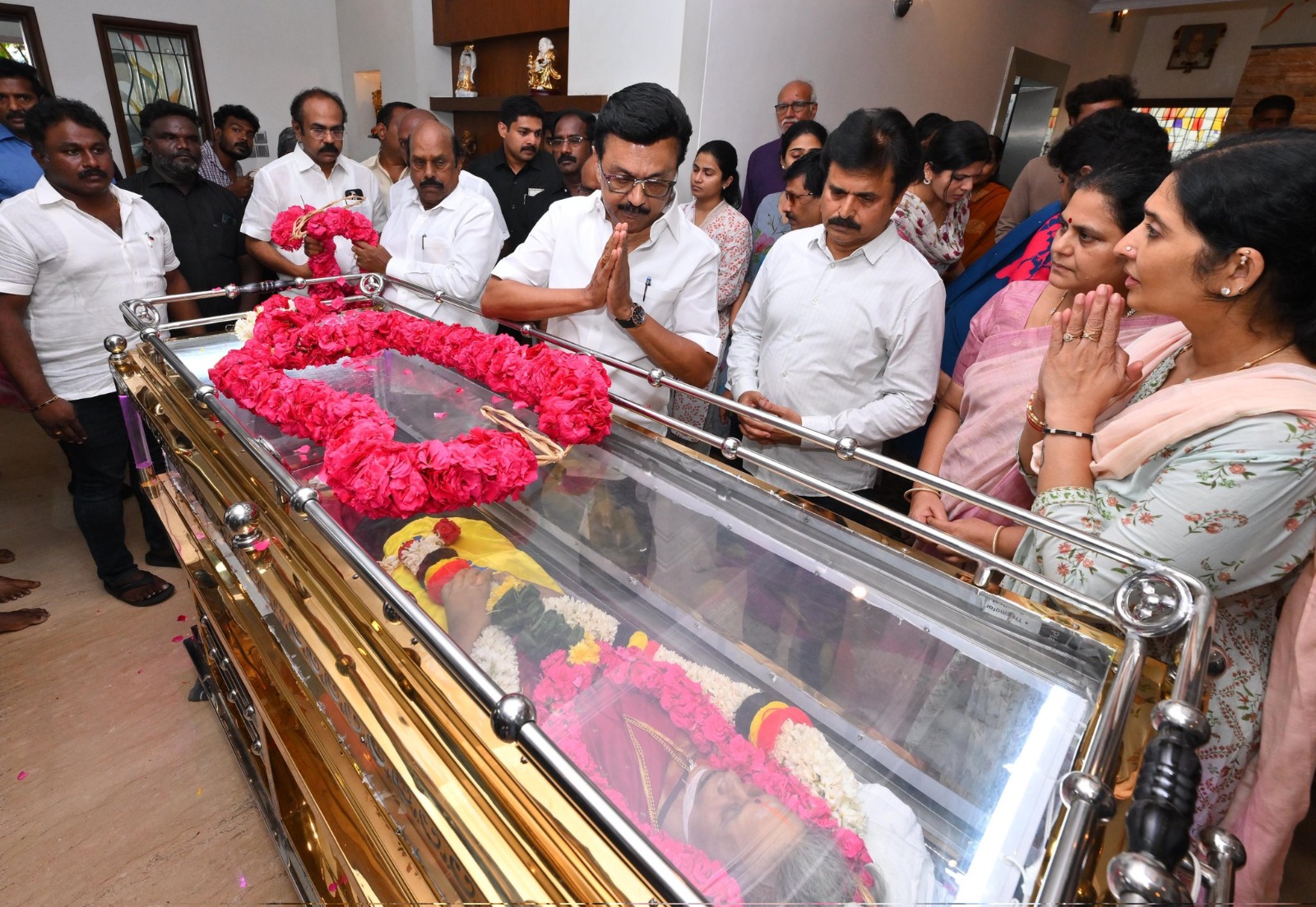 முதல்வர் ஸ்டாலின் மலர்மாலை வைத்து அஞ்சலி