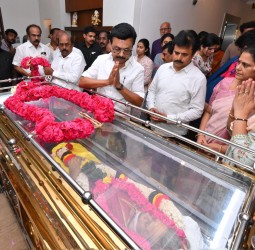 முதல்வர் ஸ்டாலின் மலர்மாலை வைத்து அஞ்சலி