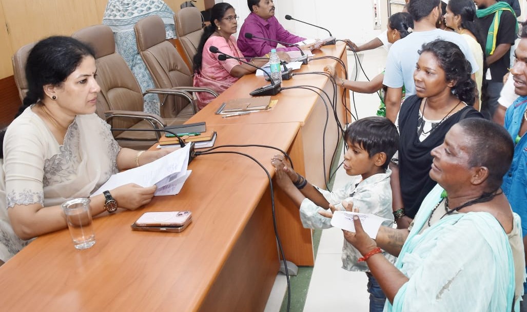 மக்களிடம் கலெக்டர் கலைச்செல்வி குறைகளை கேட்டறிந்தார்