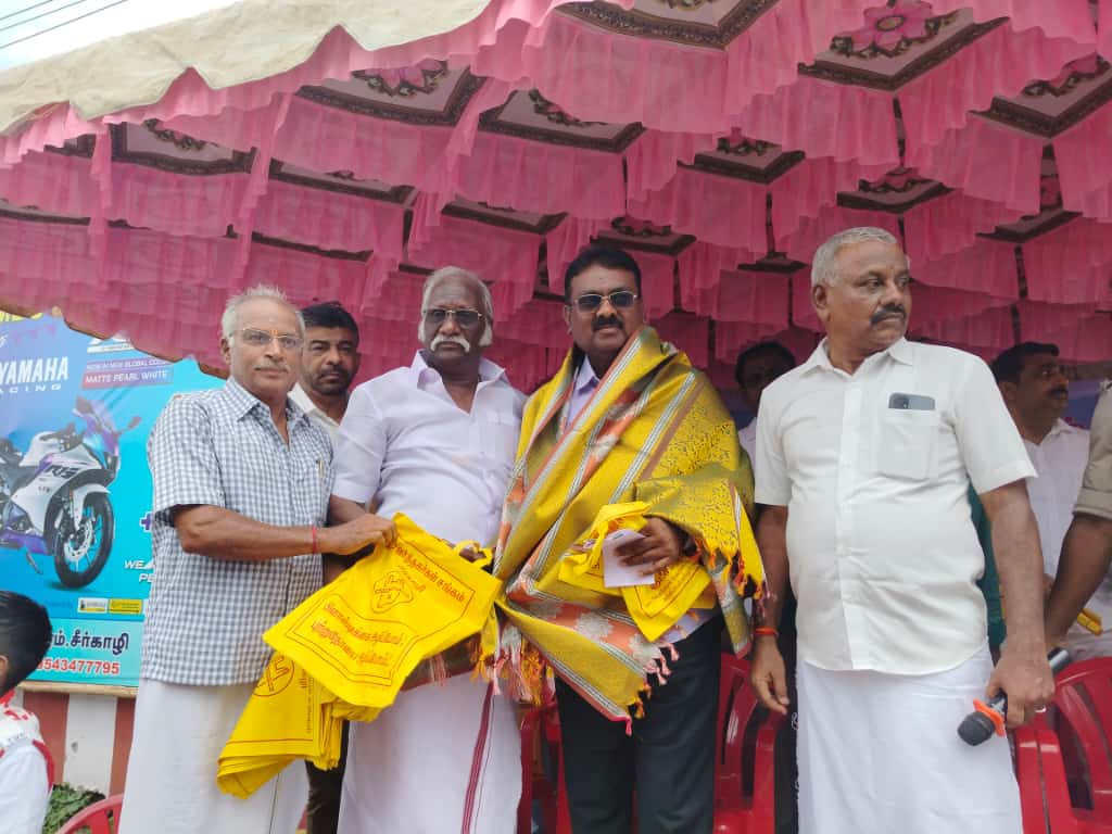 சீர்காழி விவேகானந்தா கல்வி நிறுவனங்களின் சார்பில் 5 ஆயிரம் மஞ்சள் துணி பைகள் இலவசமாக வழங்கல்