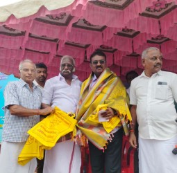 சீர்காழி விவேகானந்தா கல்வி நிறுவனங்களின் சார்பில் 5 ஆயிரம் மஞ்சள் துணி பைகள் இலவசமாக வழங்கல்