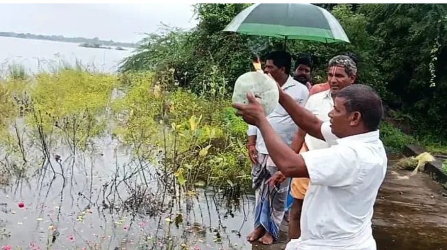 தொடா் மழை காரணமாக, திருவண்ணாமலை மாவட்டத்தின் பல்வேறு ஏரிகள் நிரம்பின , கிராம மக்கள் பூஜை
