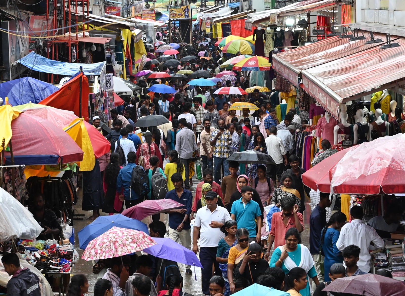 ரங்கநாதன் தெருவில் தீபாவளிக்கு புத்தாடைகள் வாங்க குடையுடன் குவிந்த மக்கள்