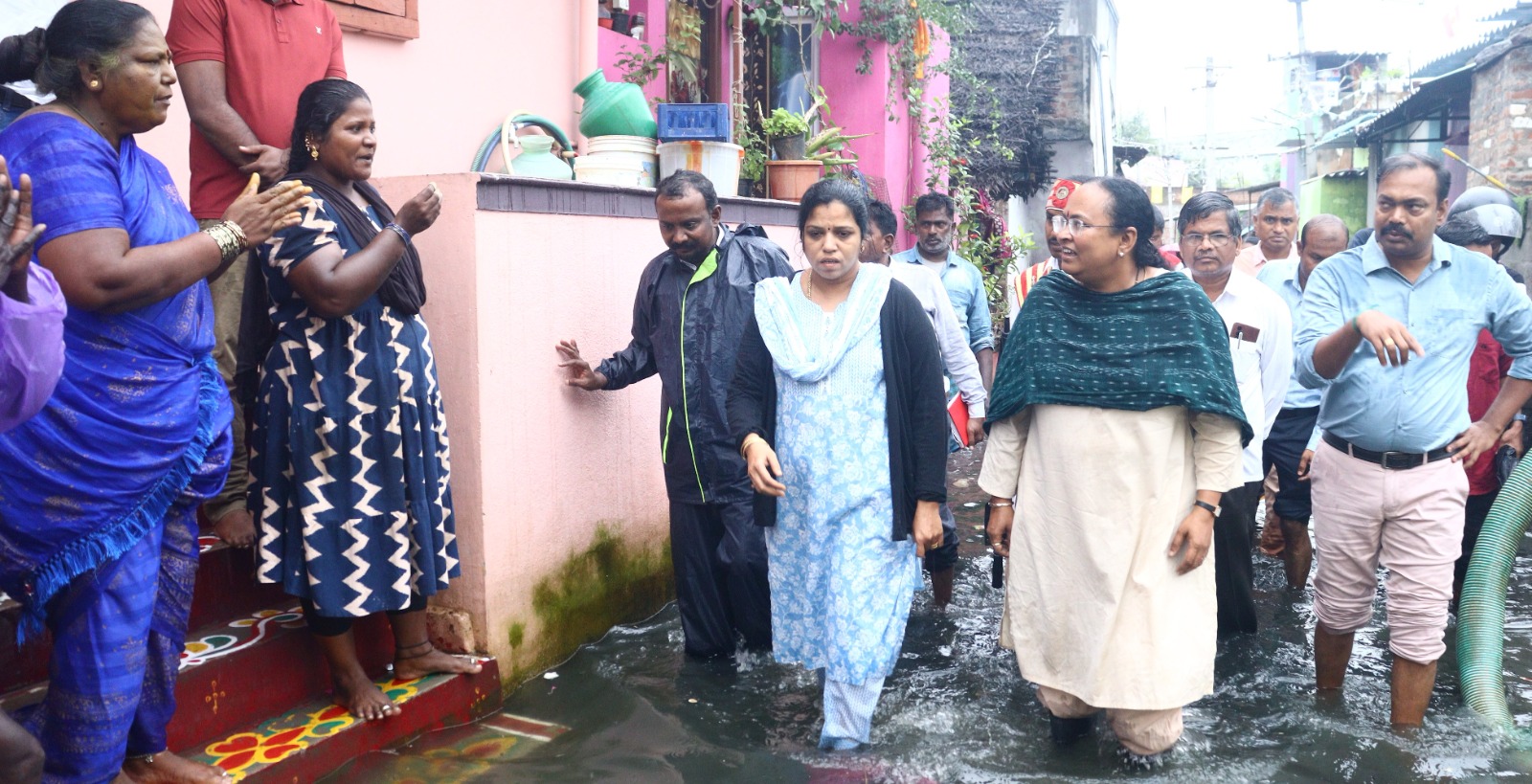 மழைநீரை மின்மோட்டார் மூலம் வெளியேற்றபடுவதை கலெக்டர் .சுப்புலட்சுமி ஆய்வு