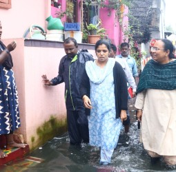 மழைநீரை மின்மோட்டார் மூலம் வெளியேற்றபடுவதை கலெக்டர் .சுப்புலட்சுமி ஆய்வு