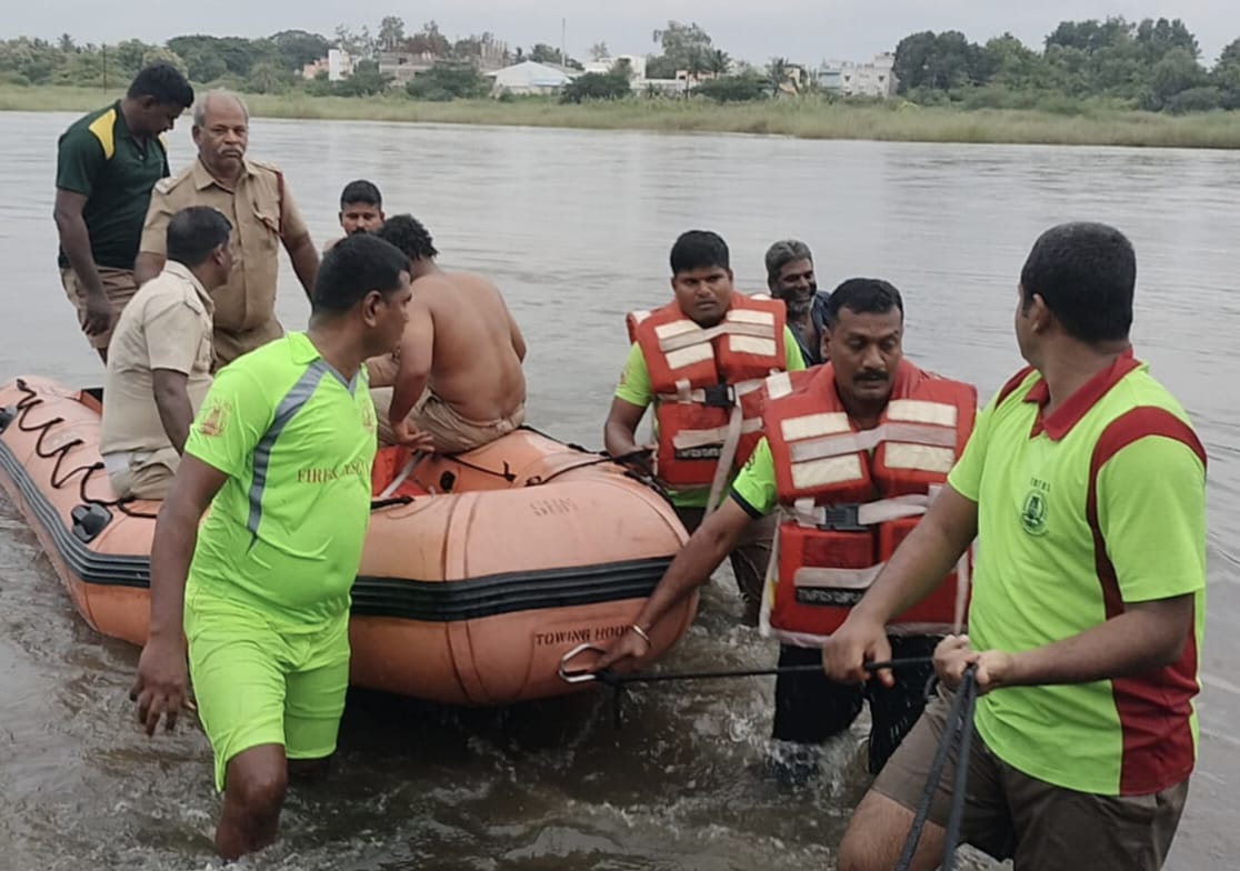 செய்யாற்றில் அடித்துச் செல்லப்பட்ட இருவர் உயிருடன்மீட்பு: