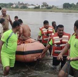 செய்யாற்றில் அடித்துச் செல்லப்பட்ட இருவர் உயிருடன்மீட்பு: