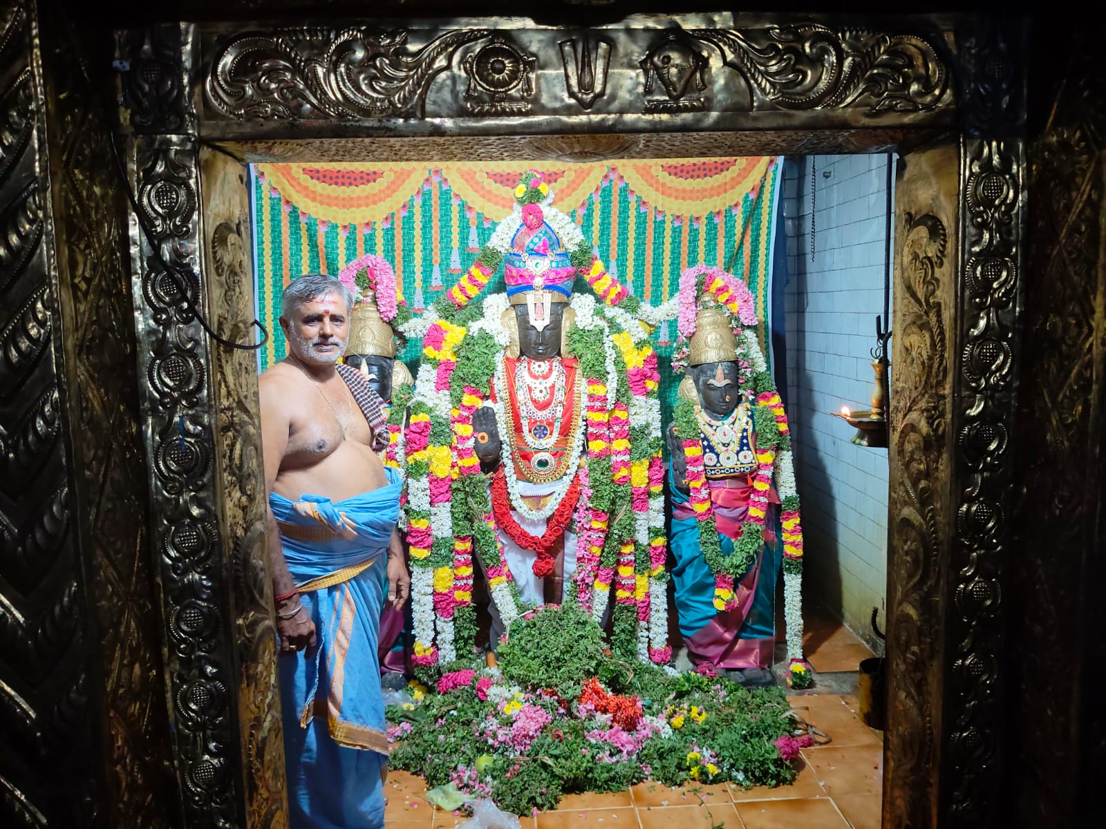 பொன்னிறம் ஆதிகேசவ பெருமாள் கோவிலில் புரட்டாசி கடைசி சனிக்கிழமை விஷேச அலங்கார சேவை