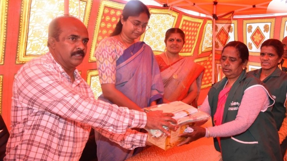 தூய்மை காவலர்களுக்கு தீபாவளி பரிசு தொகுப்புகள் மற்றும் ஊக்கத்தொகை