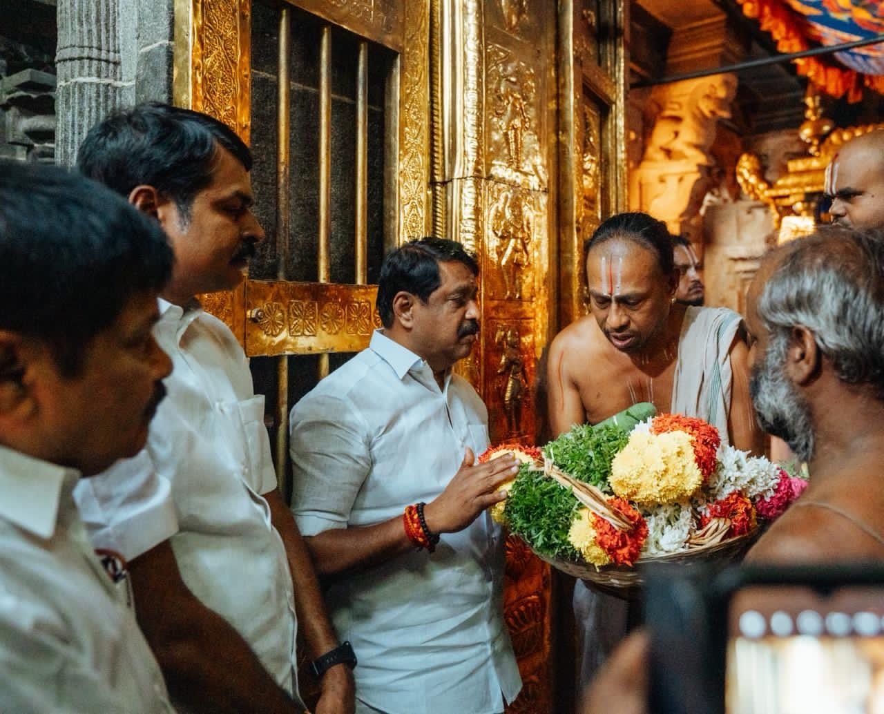 ஆண்டாள் திருக்கோவிலில் நயினார் நாகேந்திரன் தரிசனம்