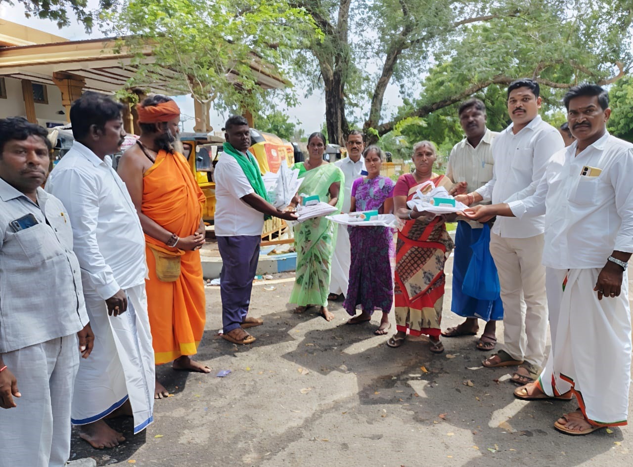 தூய்மை பணி தொழிலாளர்களுக்கு பாஜக சார்பில் தீபாவளி புத்தாடை